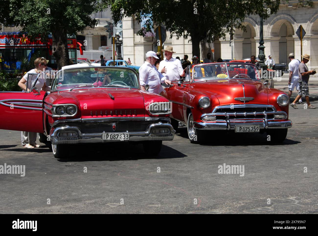 Oldsmobile (a sinistra) e Chevrolet (a destra) Classic Cars, l'Avana, Cuba, Caraibi. Foto Stock