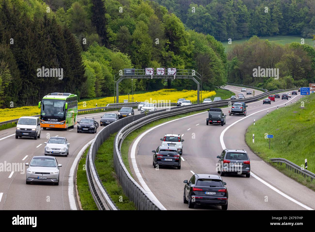 Drackensteiner Hang, Autobahn A8 bei Hohenstadt. Aus Gründen der Topografie teilt sich die Autobahn, Albaufstieg und Albabstieg erfolgen durch zwei benachbarte Täler. // 09.05.2024: Hohenstadt, Baden-Württemberg, Deutschland. *** Drackensteiner Hang, autostrada A8 vicino a Hohenstadt per motivi topografici, la superstrada si divide, con la salita e la discesa dell'Alb che passa attraverso due valli adiacenti 09 05 2024 Hohenstadt, Baden Württemberg, Germania Foto Stock