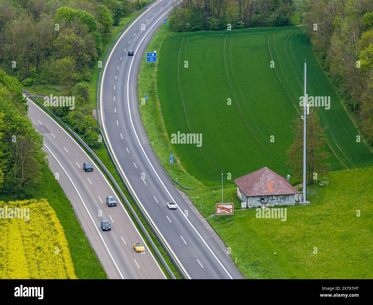 Drackensteiner Hang, Autobahn A8 bei Hohenstadt. Aus Gründen der Topografie teilt sich die Autobahn, Albaufstieg und Albabstieg erfolgen durch zwei benachbarte Täler. // 09.05.2024: Hohenstadt, Baden-Württemberg, Deutschland. *** Drackensteiner Hang, autostrada A8 vicino a Hohenstadt per motivi topografici, la superstrada si divide, con la salita e la discesa dell'Alb che passa attraverso due valli adiacenti 09 05 2024 Hohenstadt, Baden Württemberg, Germania Foto Stock