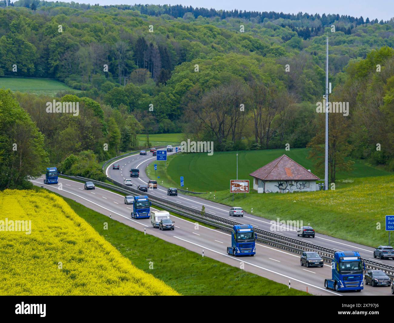 Drackensteiner Hang, Autobahn A8 bei Hohenstadt. Aus Gründen der Topografie teilt sich die Autobahn, Albaufstieg und Albabstieg erfolgen durch zwei benachbarte Täler. // 09.05.2024: Hohenstadt, Baden-Württemberg, Deutschland. *** Drackensteiner Hang, autostrada A8 vicino a Hohenstadt per motivi topografici, la superstrada si divide, con la salita e la discesa dell'Alb che passa attraverso due valli adiacenti 09 05 2024 Hohenstadt, Baden Württemberg, Germania Foto Stock