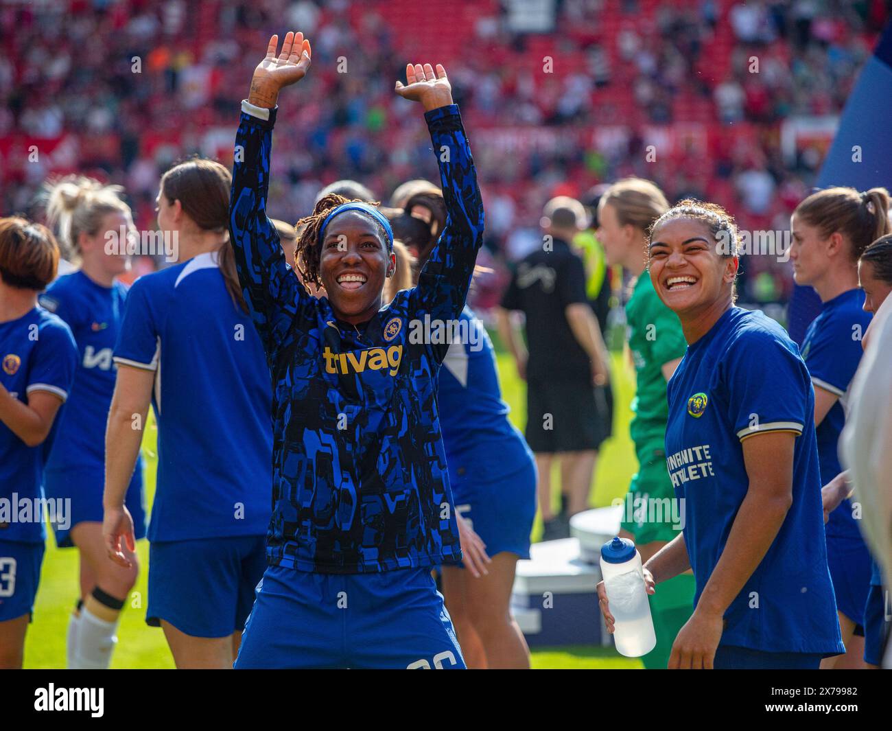 Old Trafford Stadium, Regno Unito. 18 maggio 2024. Kadeisha Buchanan (26 Chelsea) e Jess Carter (7 Chelsea) salutano la folla dopo la Barclays Women Super League tra Manchester United e Chelsea all'Old Trafford Stadium di Manchester, Inghilterra 18 maggio 2024 | foto: Jayde Chamberlain/SPP. Jayde Chamberlain/SPP (Jayde Chamberlain/SPP) credito: SPP Sport Press Photo. /Alamy Live News Foto Stock