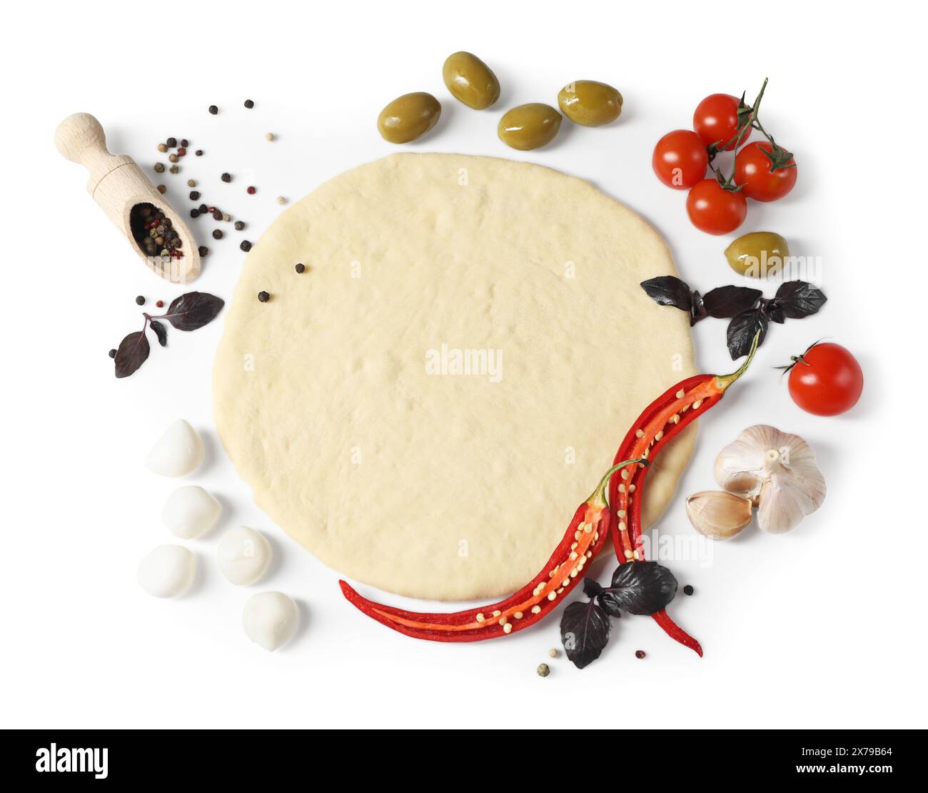 Impasto per pizza fresco e prodotti isolati sul bianco, vista dall'alto Foto Stock