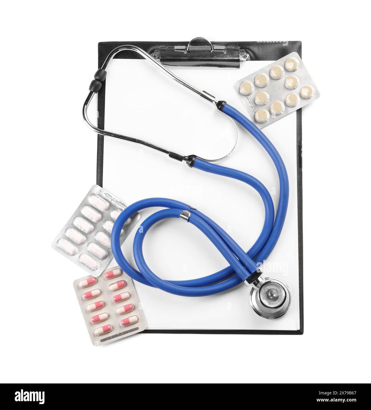 Stetoscopio, pillole e appunti isolati su bianco, vista dall'alto. Strumento medico Foto Stock