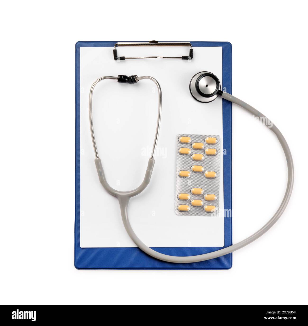 Stetoscopio, pillole e appunti isolati su bianco, vista dall'alto. Strumento medico Foto Stock