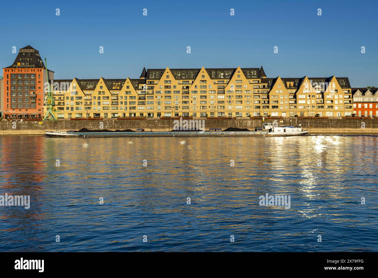 Silo 23, edificio per uffici e Siebengebirge, edificio residenziale e commerciale, Rheinauhafen, Colonia, Renania settentrionale-Vestfalia, Germania Foto Stock
