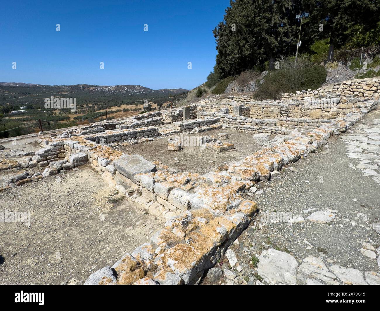 Pareti di fondazione di un antico edificio romano con sala di assemblaggio con architettura colonnata di epoca romana del i secolo a.C. sulla piazza nord-occidentale in Foto Stock