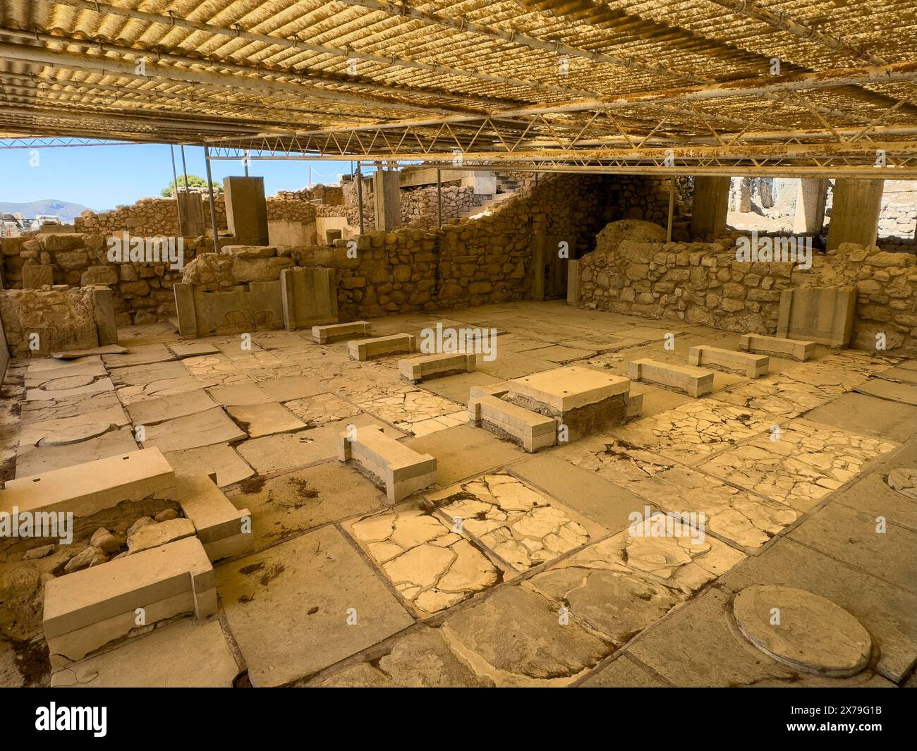 Vista dei resti del megaron del pavimento con vestibolo collegato alla stanza principale delle camere del re nel sito di scavo sulla collina di Faisto della cultura minoica Foto Stock