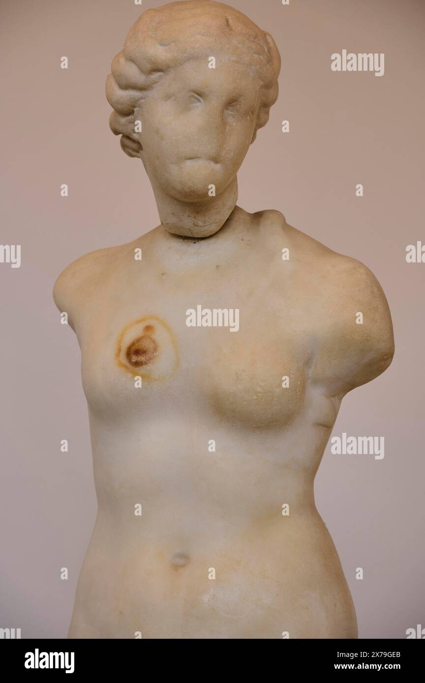 Statua in marmo, Afrodite, Aidoumene, scultura del busto di una Venere danneggiata, irradia l'antica estetica classica, interni, Museo Archeologico, Vecchio Foto Stock
