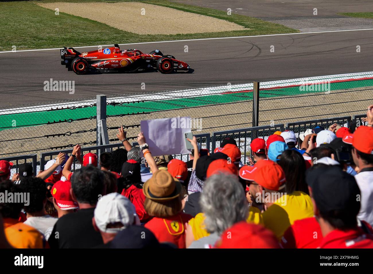 Imola, Italia. 17 maggio 2024. Charles Leclerc di Monaco alla guida della Scuderia Ferrari HP F1 Team durante le prove del Gran Premio di F1 dell'Emilia-Romagna all'autodromo Enzo e Dino Ferrari Circuit Credit: BEST Images/Alamy Live News Foto Stock