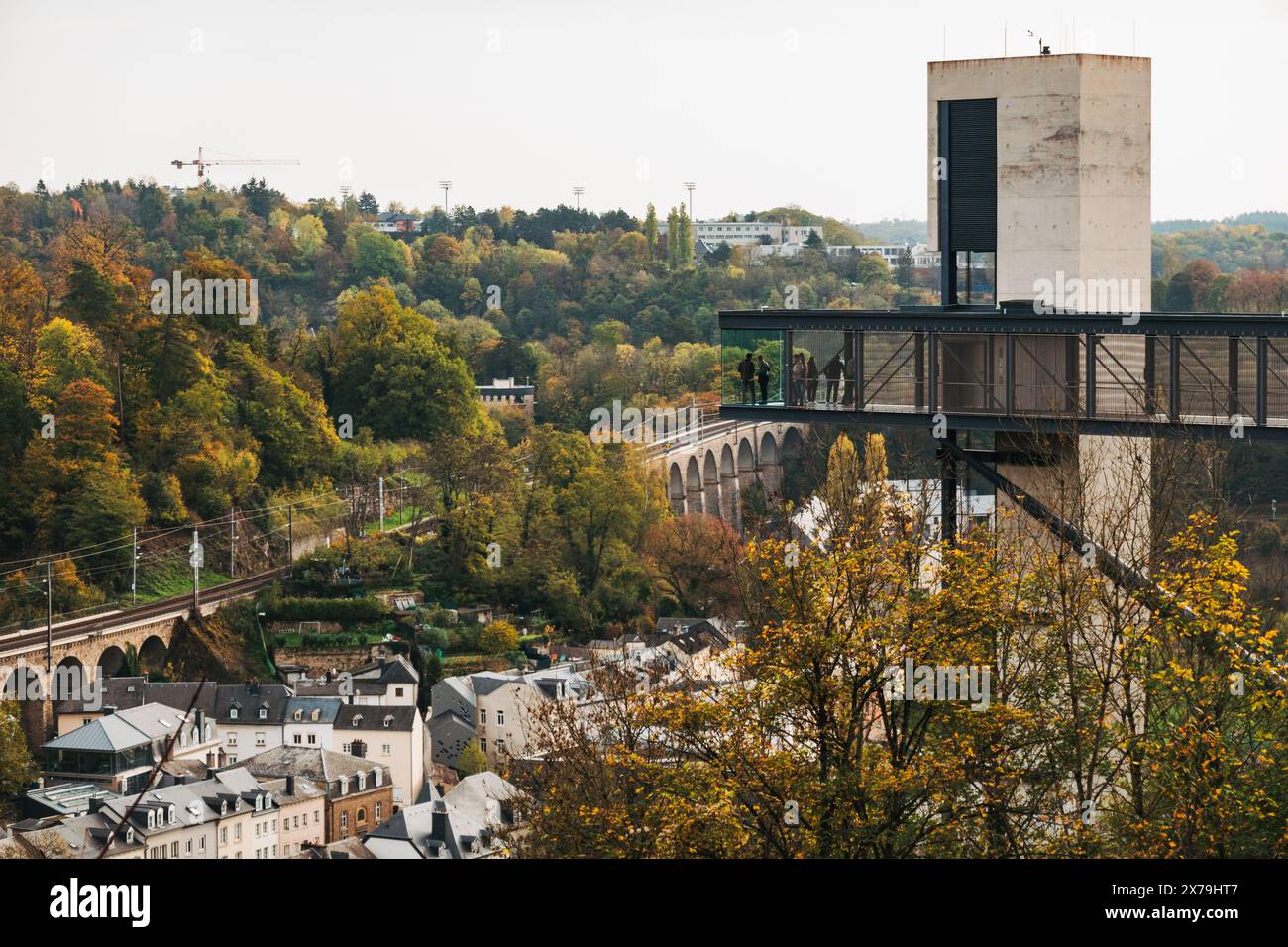 Vista panoramica dell'ascensore panoramico di Pfaffenthal nella città di Lussemburgo, con vista sulla valle, il viadotto e le colline boscose color autunno. Foto Stock