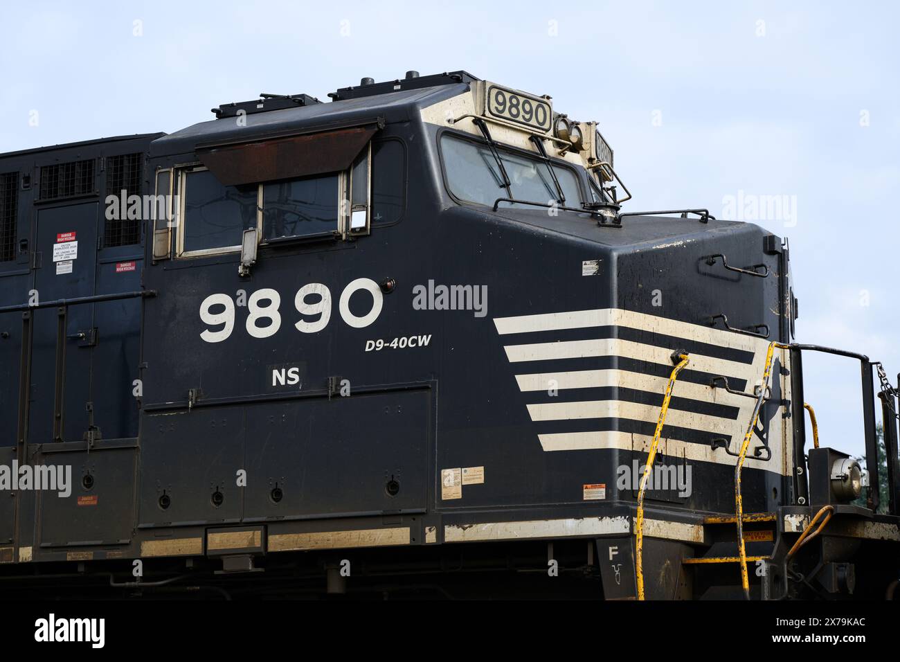 Stanwood, WA, USA - 7 febbraio 2024; primo piano della cabina della locomotiva diesel Norfolk Southern con numero e strisce bianche Foto Stock