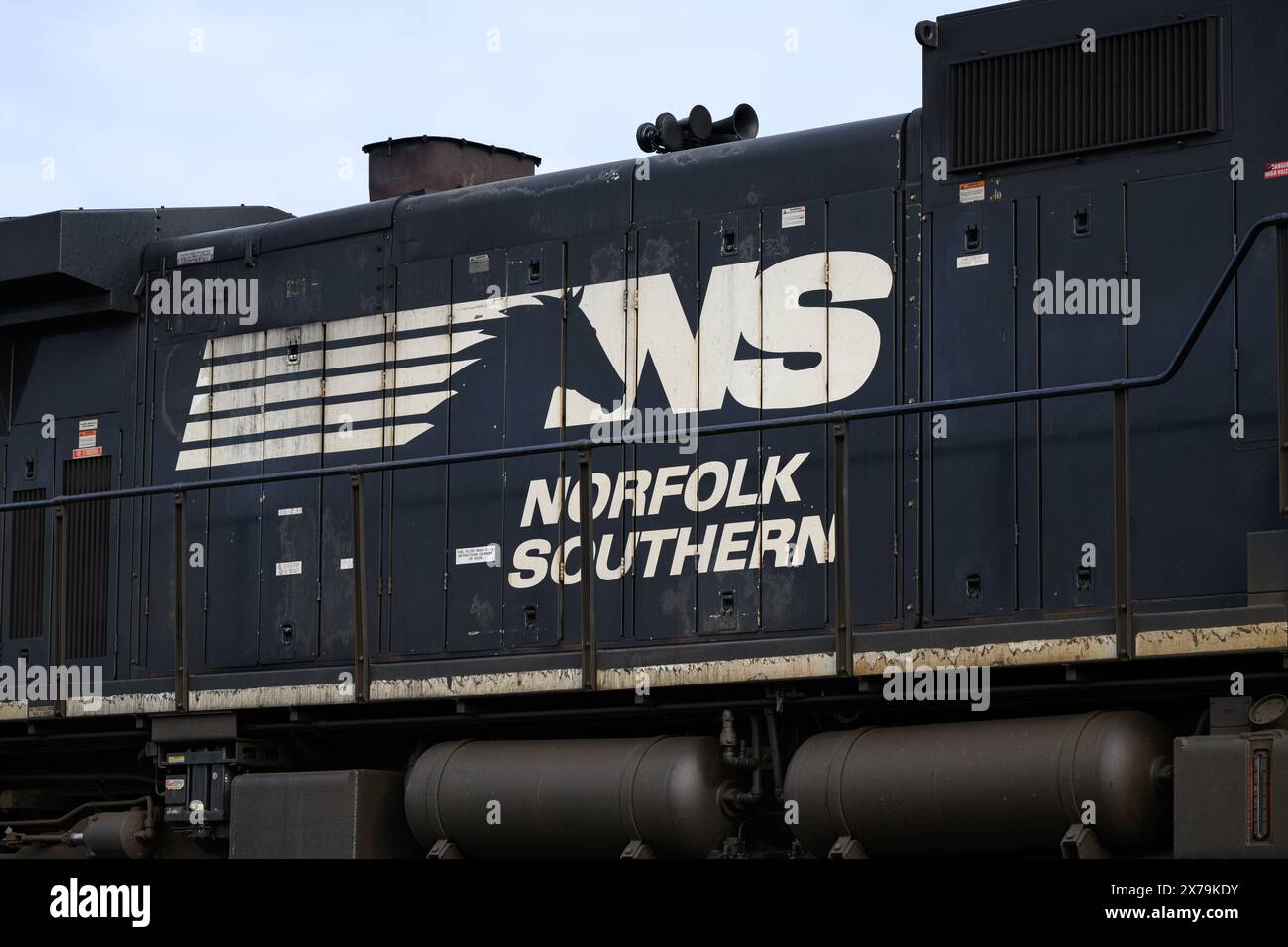 Stanwood, WA, USA - 7 febbraio 2024; primo piano del logo con il nome sulla locomotiva diesel Norfolk Southern Foto Stock