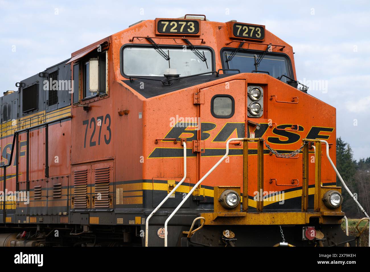 Stanwood, WA, USA - 7 febbraio 2024; primo piano cabina con logo in Swoosh della locomotiva merci arancione BNSF Foto Stock
