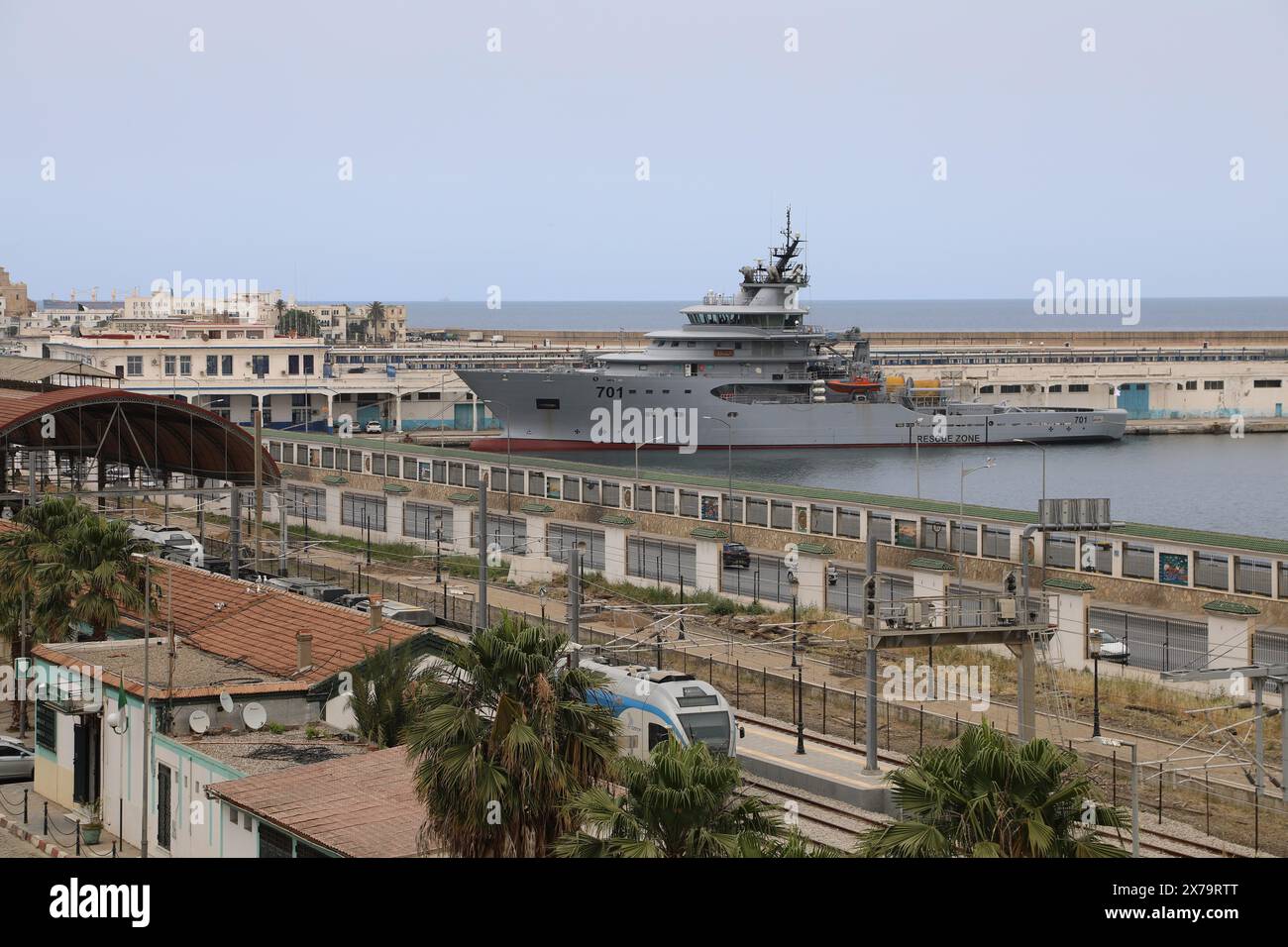 Rimorchiatore di emergenza nel porto di Algeri Foto Stock