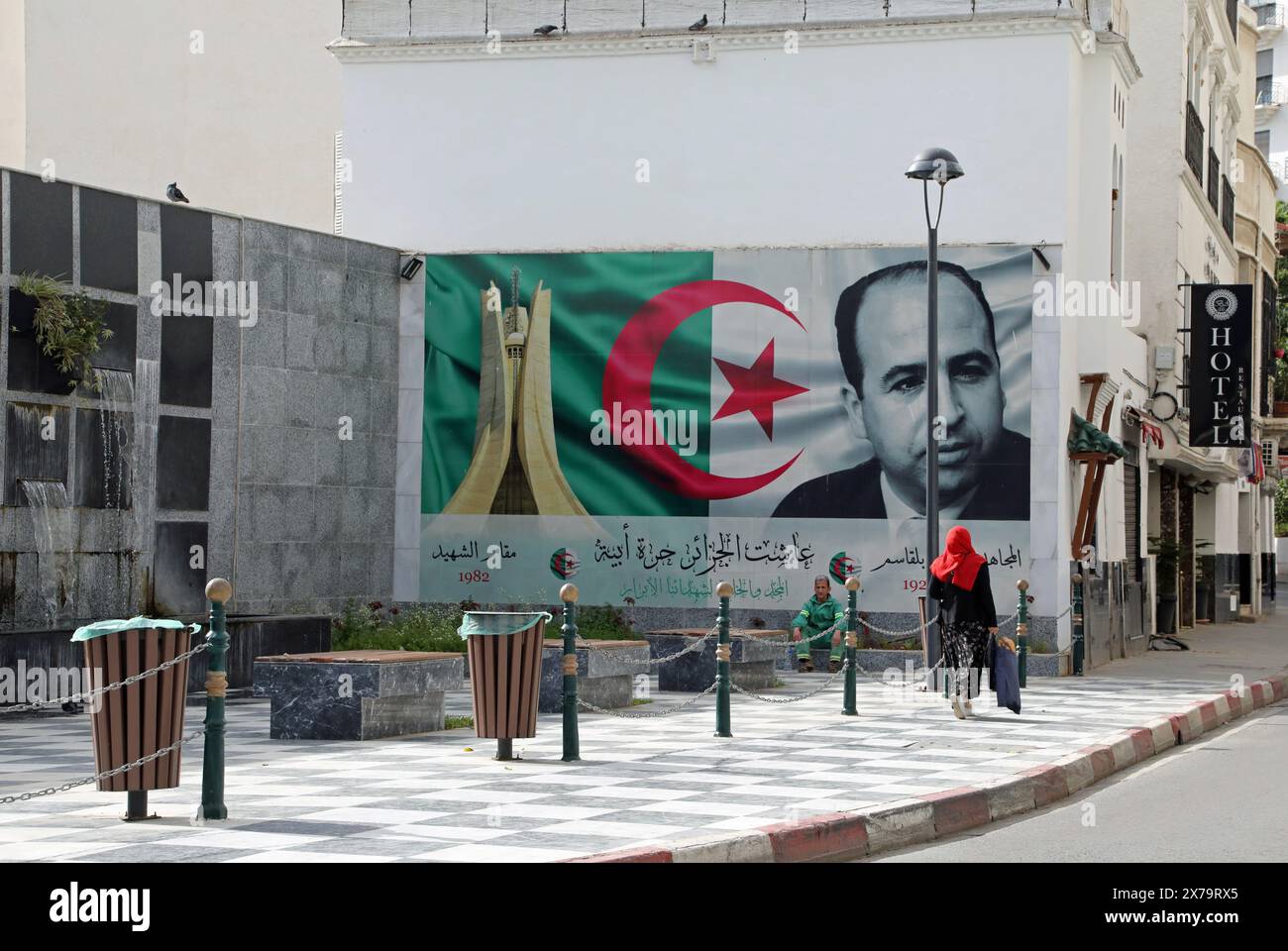 Poster e monumento ad Algeri alla vittima dell'assassinio Krim Belkacem Foto Stock