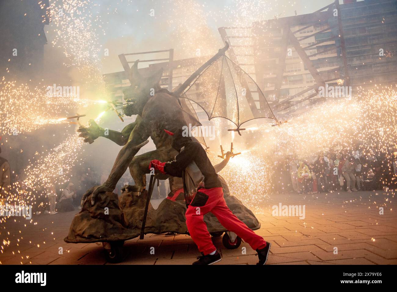Barcellona, Spagna. 18 maggio 2024, Barcellona, Spagna Un inferno esplode pirotecnico durante la celebrazione di un correfoc in occasione del festival del quartiere Nou Barris a Barcellona. I Correfocs sono un'antica tradizione catalana, dove le persone si vestono come diavoli e violentatori leggeri. Credito: Jordi Boixareu/Alamy Life News Foto Stock
