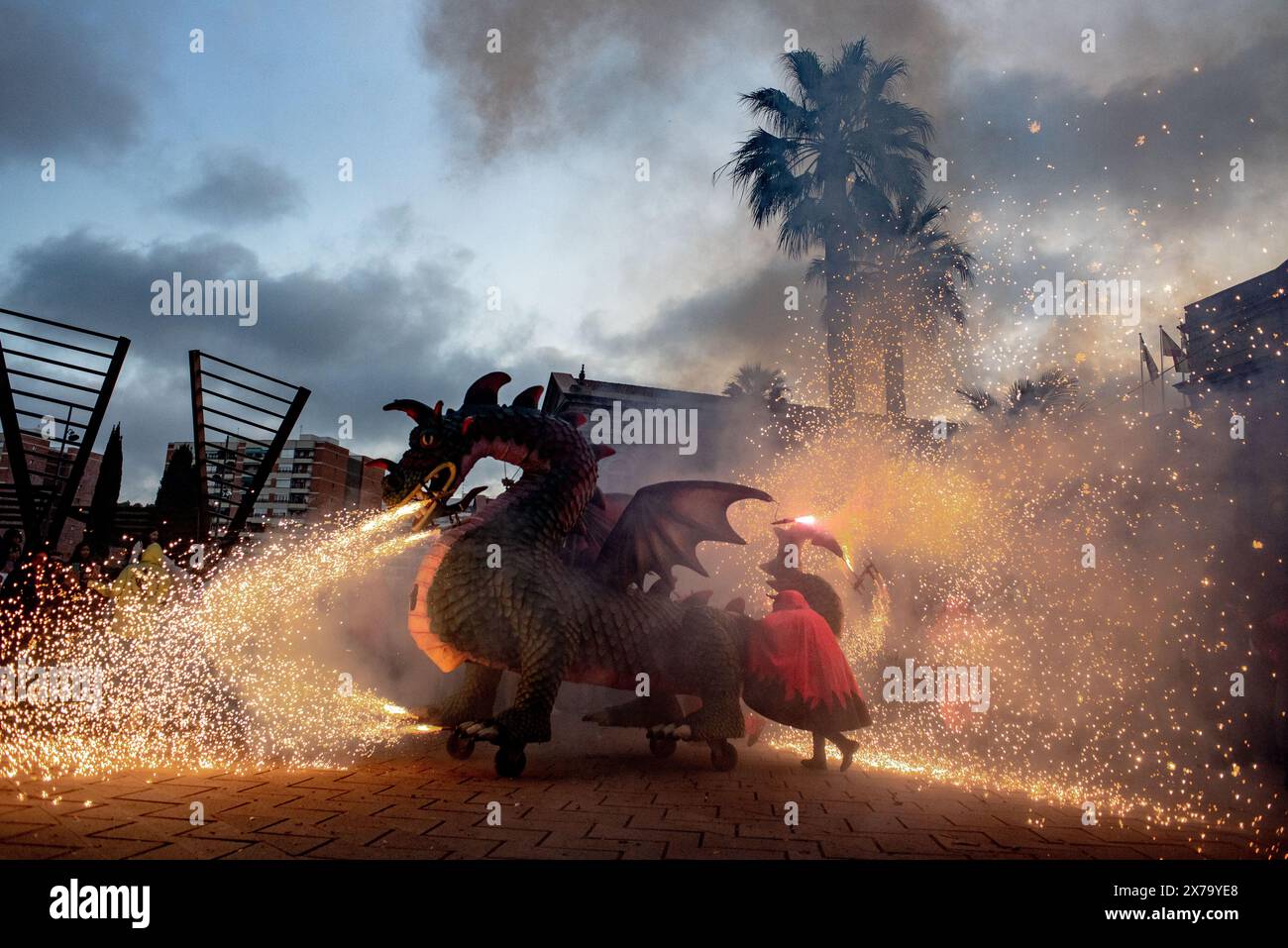 Barcellona, Spagna. 18 maggio 2024, Barcellona, Spagna Un inferno esplode pirotecnico durante la celebrazione di un correfoc in occasione del festival del quartiere Nou Barris a Barcellona. I Correfocs sono un'antica tradizione catalana, dove le persone si vestono come diavoli e violentatori leggeri. Credito: Jordi Boixareu/Alamy Life News Foto Stock