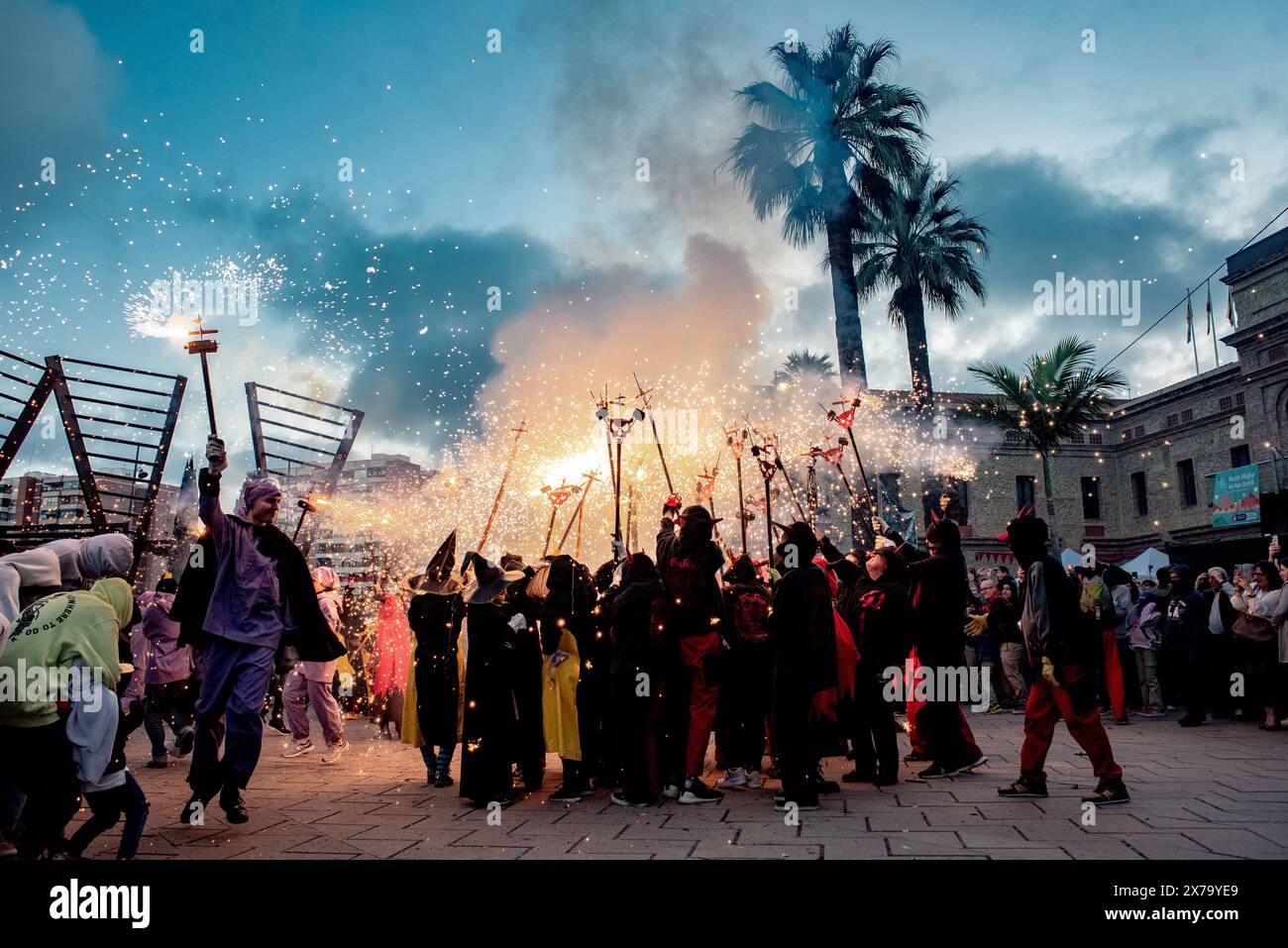 Barcellona, Spagna. 18 maggio 2024, Barcellona, Spagna, persone vestite da diavoli fanno esplosioni pirotecniche durante un correfoc in occasione del festival del quartiere Nou Barris a Barcellona. I Correfocs sono un'antica tradizione catalana, dove le persone si vestono come diavoli e violentatori leggeri. Credito: Jordi Boixareu/Alamy Life News Foto Stock