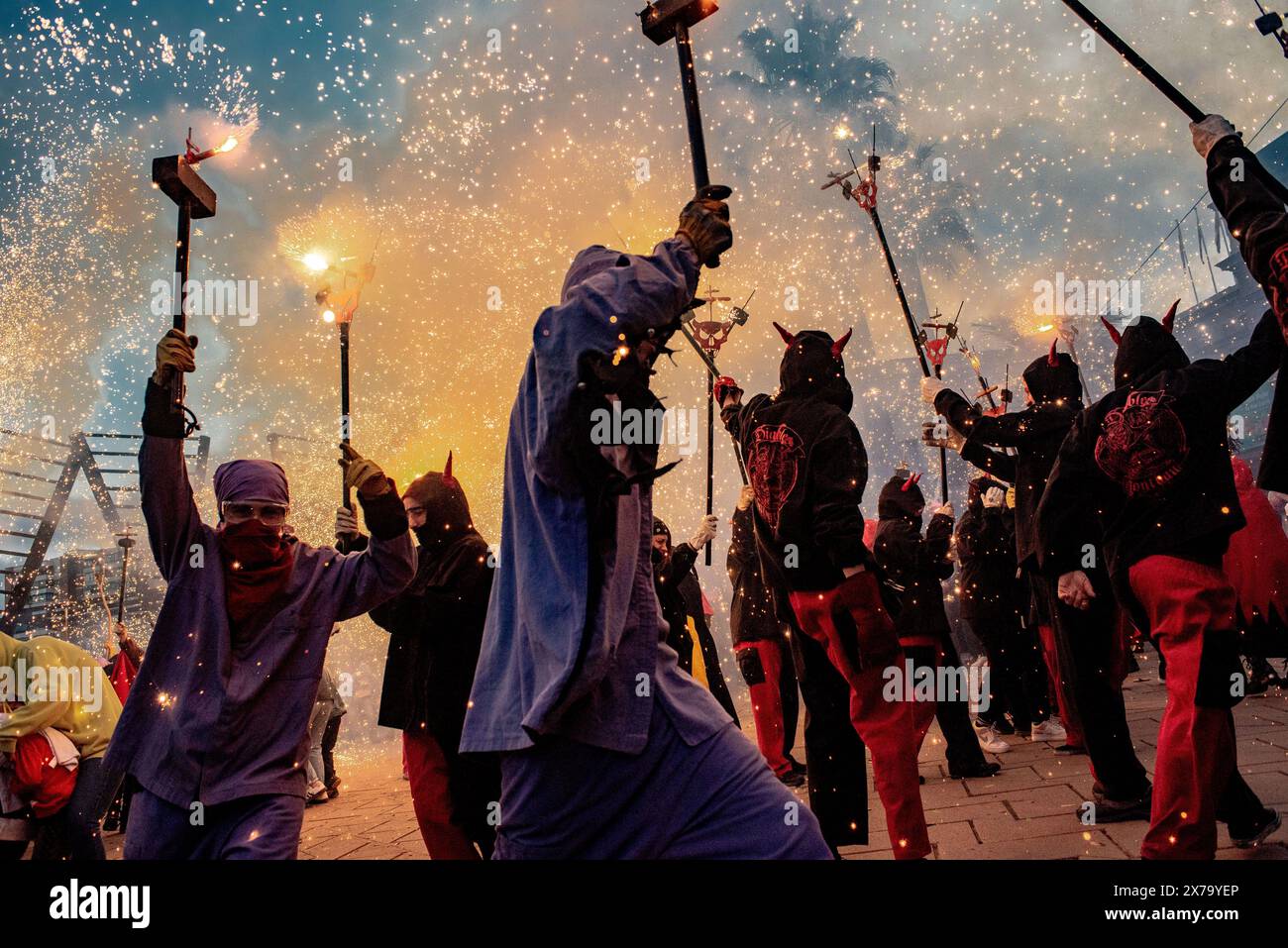 Barcellona, Spagna. 18 maggio 2024, Barcellona, Spagna, persone vestite da diavoli fanno esplosioni pirotecniche durante un correfoc in occasione del festival del quartiere Nou Barris a Barcellona. I Correfocs sono un'antica tradizione catalana, dove le persone si vestono come diavoli e violentatori leggeri. Credito: Jordi Boixareu/Alamy Life News Foto Stock