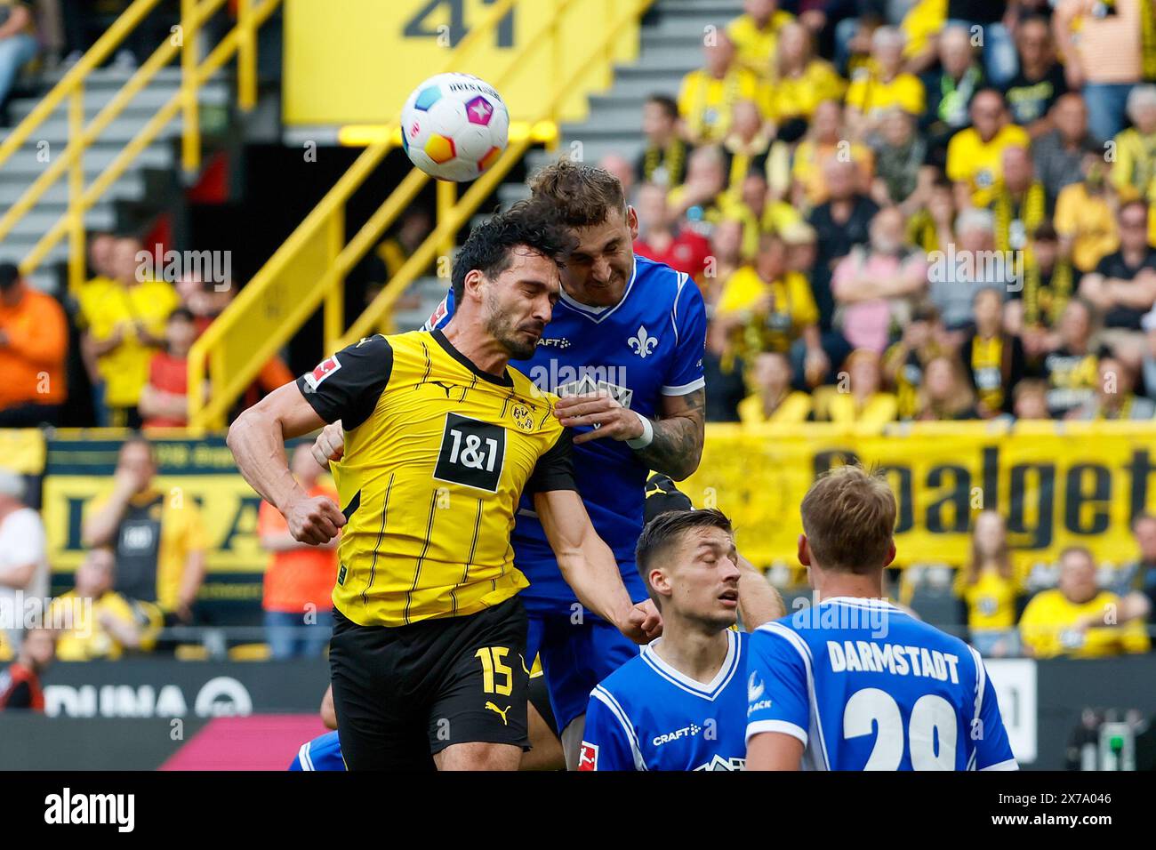 Dortmund, Germania. 18 maggio 2024. Mats Hummels (L) del Borussia Dortmund e Matej Maglica del SV Darmstadt 98 testa per un pallone durante la partita di prima divisione di Bundesliga tra Borussia Dortmund e SV Darmstadt 98 a Dortmund, Germania, 18 maggio 2024. Crediti: Joachim Bywaletz/Xinhua/Alamy Live News Foto Stock