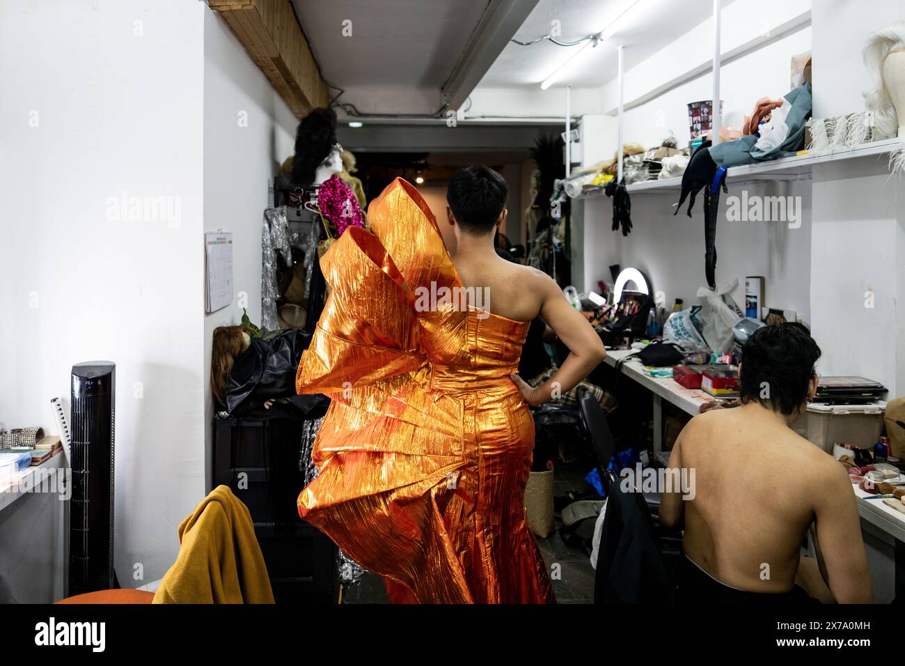 Thailandia. 18 maggio 2024. Una drag queen prova un grande vestito arancione dietro le quinte prima dello spettacolo. Le drag queen e i fan danno il benvenuto all'arrivo di Nymphia Wind, il più recente vincitore del franchise di RuPaul's Drag Race, e il primo artista del sud-est asiatico a vincere la corona in oltre un decennio, allo Stranger Bar di Bangkok, Thailandia. Crediti: Matt Hunt/Neato/Alamy Live News Foto Stock