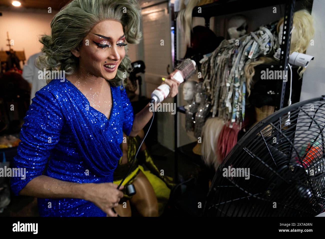 Thailandia. 18 maggio 2024. Vanda Miss Joaquim si prepara dietro le quinte prima dello spettacolo. Le drag queen e i fan danno il benvenuto all'arrivo di Nymphia Wind, il più recente vincitore del franchise di RuPaul's Drag Race, e il primo artista del sud-est asiatico a vincere la corona in oltre un decennio, allo Stranger Bar di Bangkok, Thailandia. Crediti: Matt Hunt/Neato/Alamy Live News Foto Stock