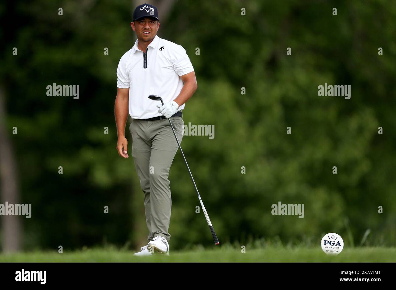 Louisville, Stati Uniti. 18 maggio 2024. Xander Schauffele reagisce al suo tee shot sulla quinta buca durante il terzo round del campionato PGA 2024 al Valhalla Golf Course sabato 18 maggio 2024 a Louisville, Kentucky. Foto di John Sommers II/UPI credito: UPI/Alamy Live News Foto Stock