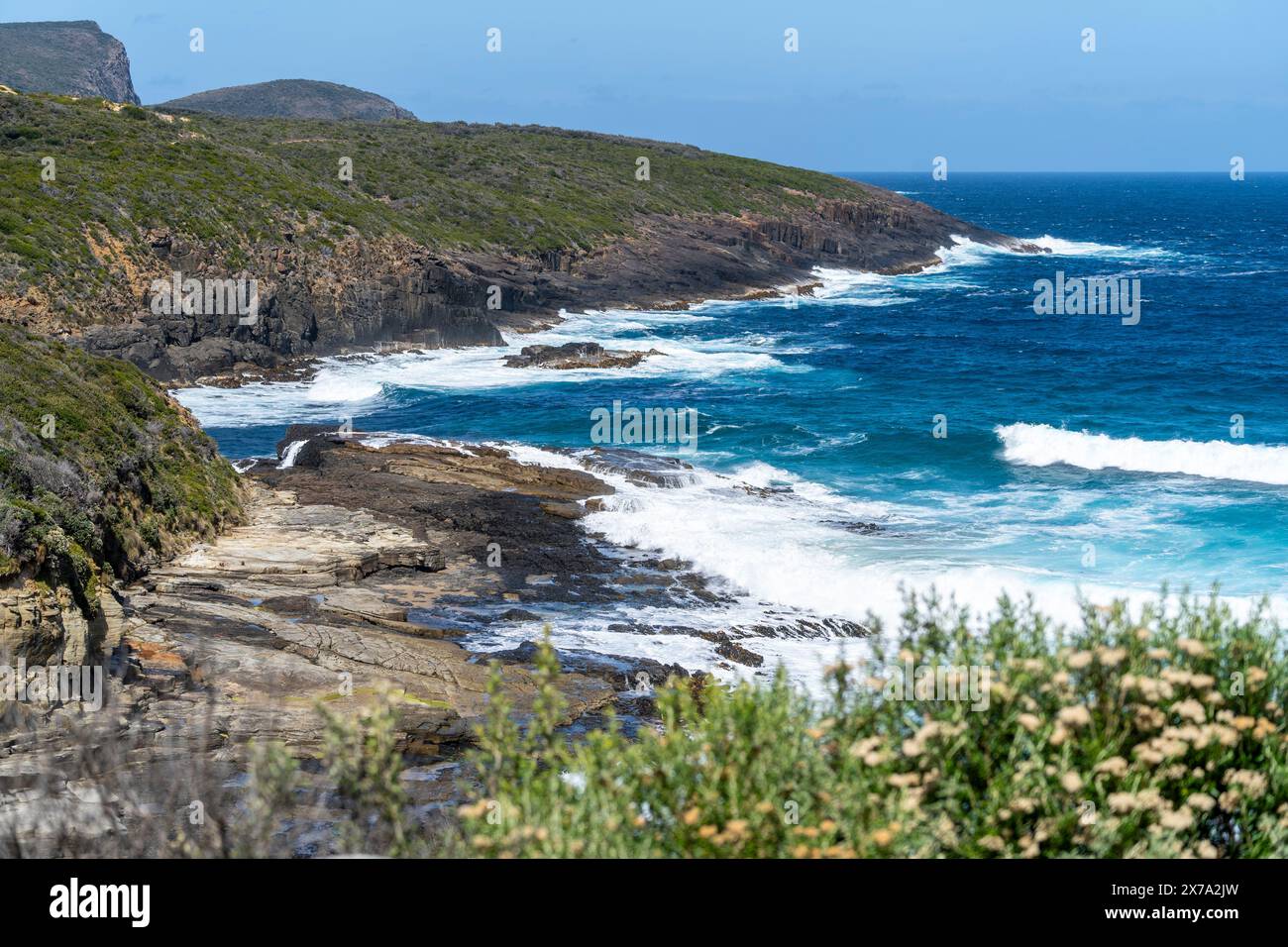 Vista della costa della baia di Maingon dal punto di osservazione, della penisola di Tasman della baia di Maingon, Tasmania Foto Stock