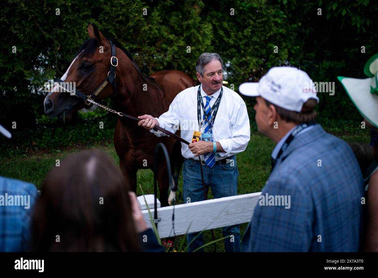 Baltimora, Stati Uniti. 18 maggio 2024. L'assistente allenatore Ray Bryner detiene il vincitore del Kentucky Derby Mystik Dan dopo le 149th Preakness Stakes al Pimlico Race Course di Baltimora, Maryland, sabato 18 maggio 2024. Mystik Dan si è piazzato secondo. Foto di Bonnie Cash/UPI credito: UPI/Alamy Live News Foto Stock