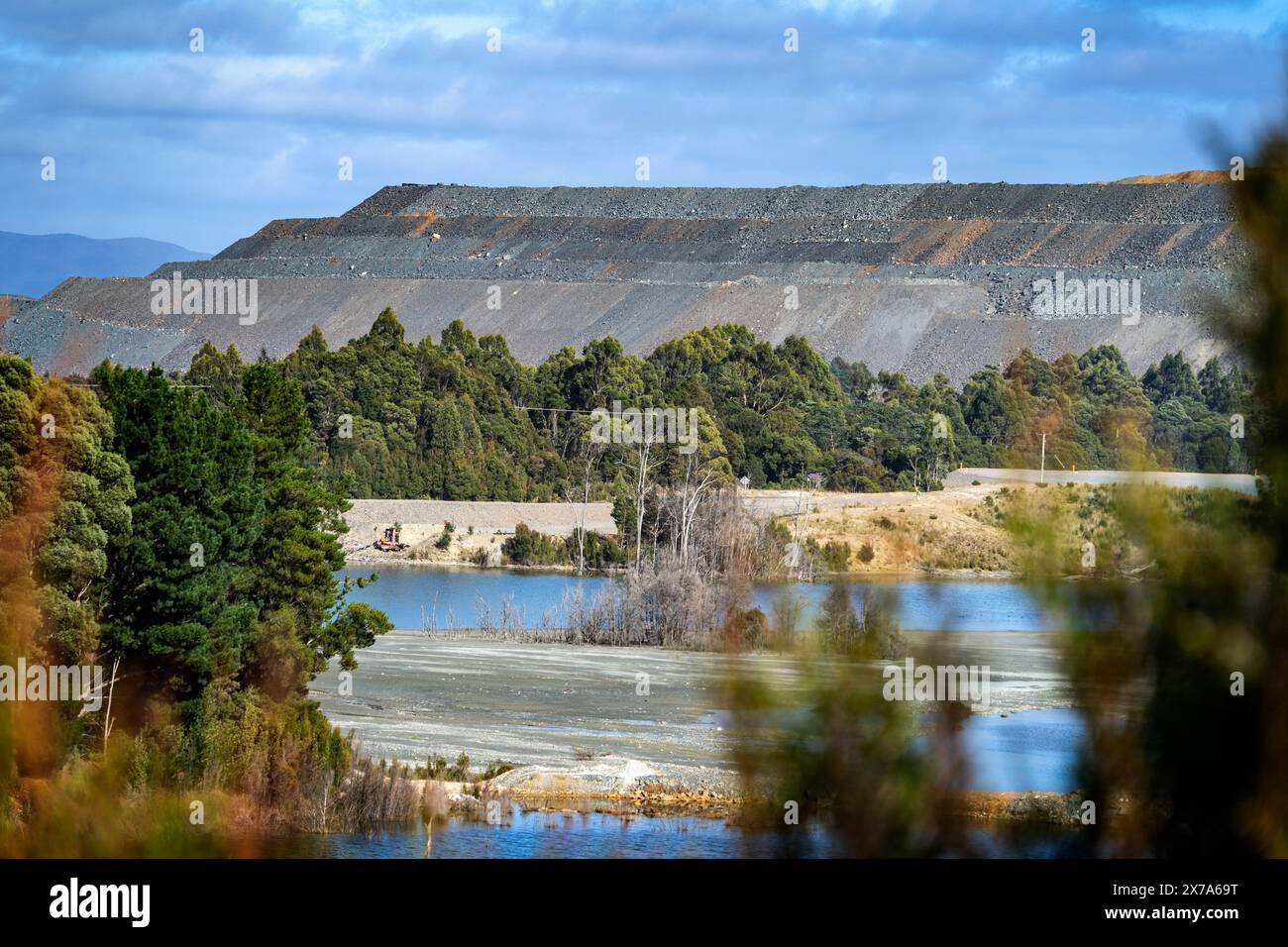 Discarica di rifiuti e diga di sterili nei pressi della miniera di ferro di magnetite del fiume Savage, il fiume Savage in Tasmania Foto Stock