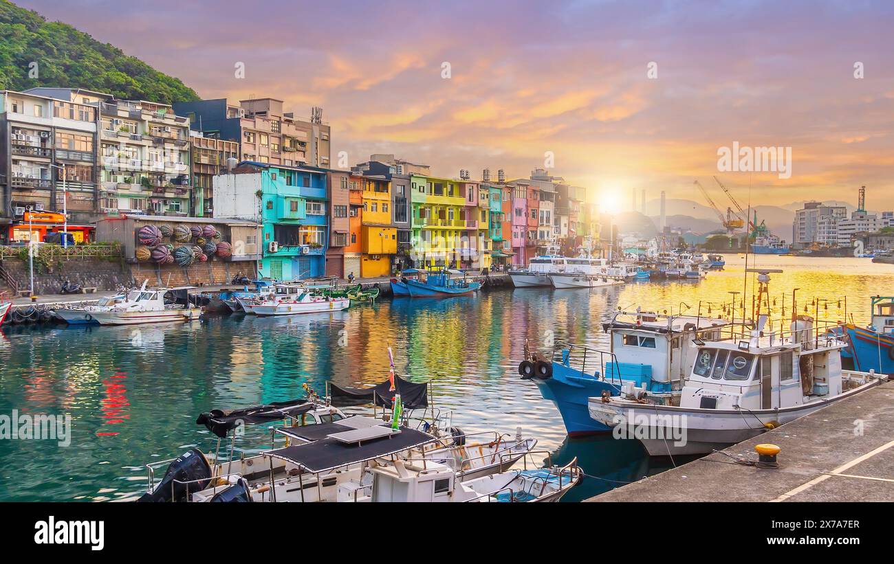 Paesaggio urbano del colorato porto di pesca di Zhengbin a Keelung vicino alla città di Taipei, Taiwan al tramonto Foto Stock