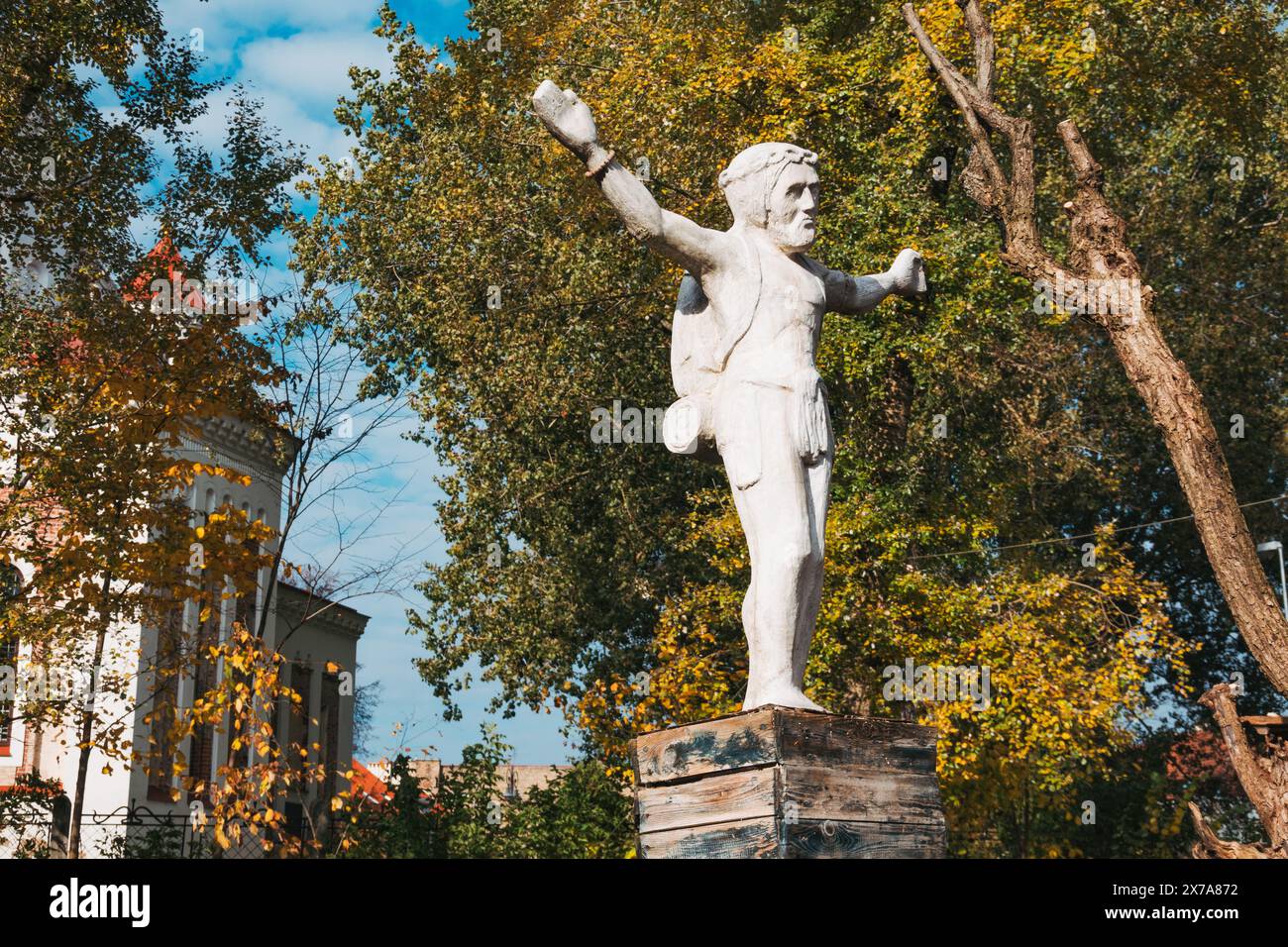 Una stravagante scultura di Gesù che indossa uno zaino su un plinto a Vilnius, Lituania Foto Stock