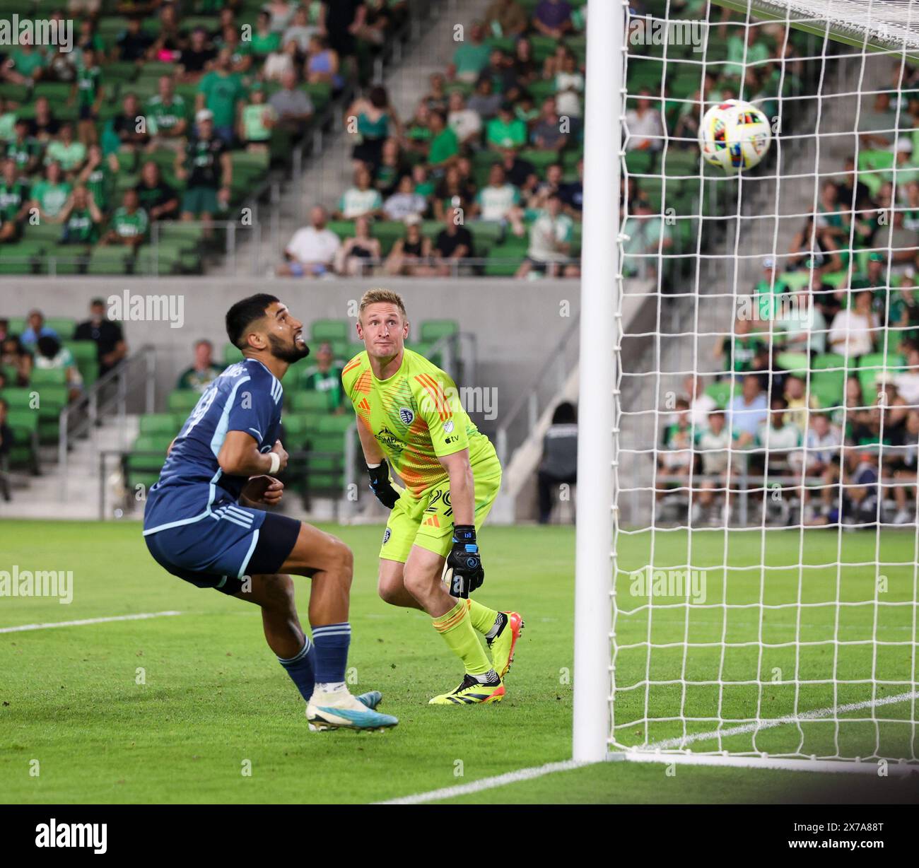 Austin, Texas, Stati Uniti. 18 maggio 2024. Il difensore dello Sporting Kansas City Robert Castellanos (19) e il portiere Tim Melia (29) guardano come un colpo di testa dal centrocampista dell'Austin FC SebastiÃ¡n Driussi segna al 46 ° minuto di una partita di Major League Soccer il 18 maggio 2024 ad Austin. Austin ha vinto, 3-2. (Credit Image: © Scott Coleman/ZUMA Press Wire) SOLO PER USO EDITORIALE! Non per USO commerciale! Foto Stock