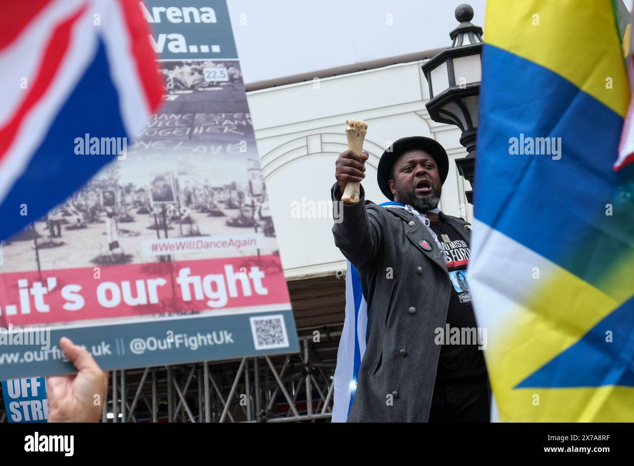 Londra, Regno Unito, 18 maggio 2024. Una contro-protesta pro-israeliana tenutasi nei pressi di Piccadilly Circus alla quale parteciparono circa 100 persone che portavano bandiere britanniche e israeliane, vari cartelli per gli ostaggi presi il 7 ottobre e denunciavano il terrorismo. Credito: Fotografia dell'undicesima ora/Alamy Live News Foto Stock