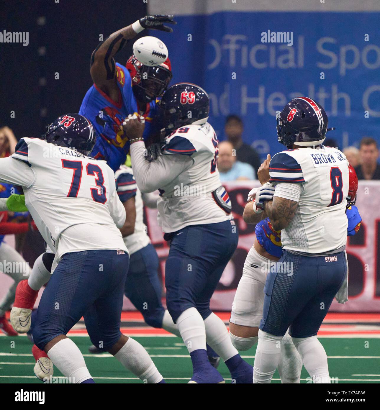 Jacksonville, Florida, Stati Uniti. 19 maggio 2024. Indoor Football League Jacksonville Sharks vs Sioux Falls Storm. Sharks DL Ulric Jones (93) piscia il passo di Storm QB Lorenzo Brown Jr. (8). Foto: Tim Davis/Alamy Live News Foto Stock