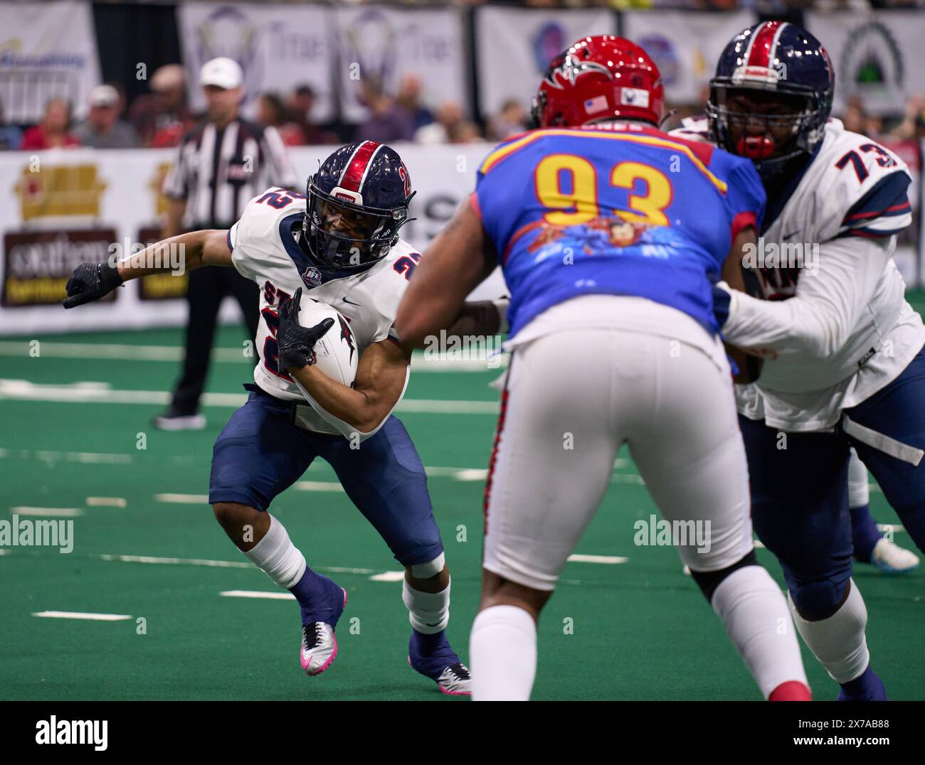 Jacksonville, Florida, Stati Uniti. 19 maggio 2024. Indoor Football League Jacksonville Sharks vs Sioux Falls Storm. La RB Bryson Denler (22) della Storm si apre in un buco aperto per aumentare il carico di lavoro. Foto: Tim Davis/Alamy Live News Foto Stock