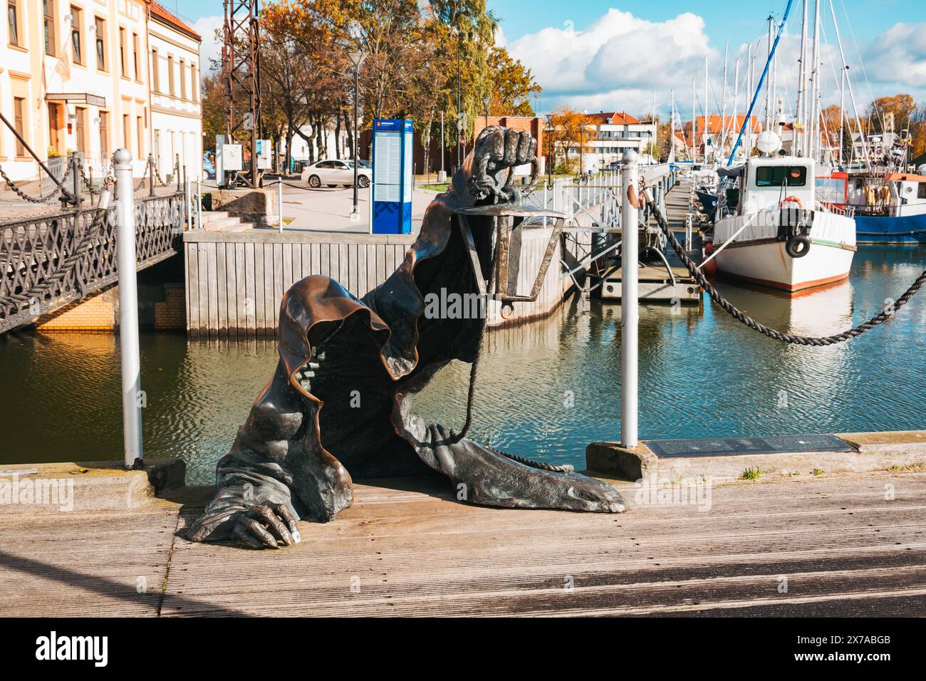 La statua del fantasma nero di Klaipėda. Inquietante figura portante di lanterne che emerge dal mare. Scultura moderna, immersa nel mistero. Guardia della Curonian Spit Foto Stock