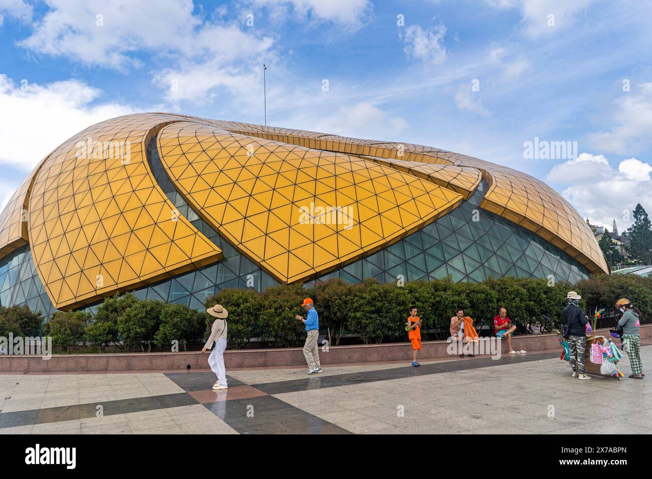 Gigantesco edificio di girasole nel parco di piazza Lam Vien. Padiglione di vetro sotto forma di fiore di girasole Lam Vien Square Vietnam. Foto Stock