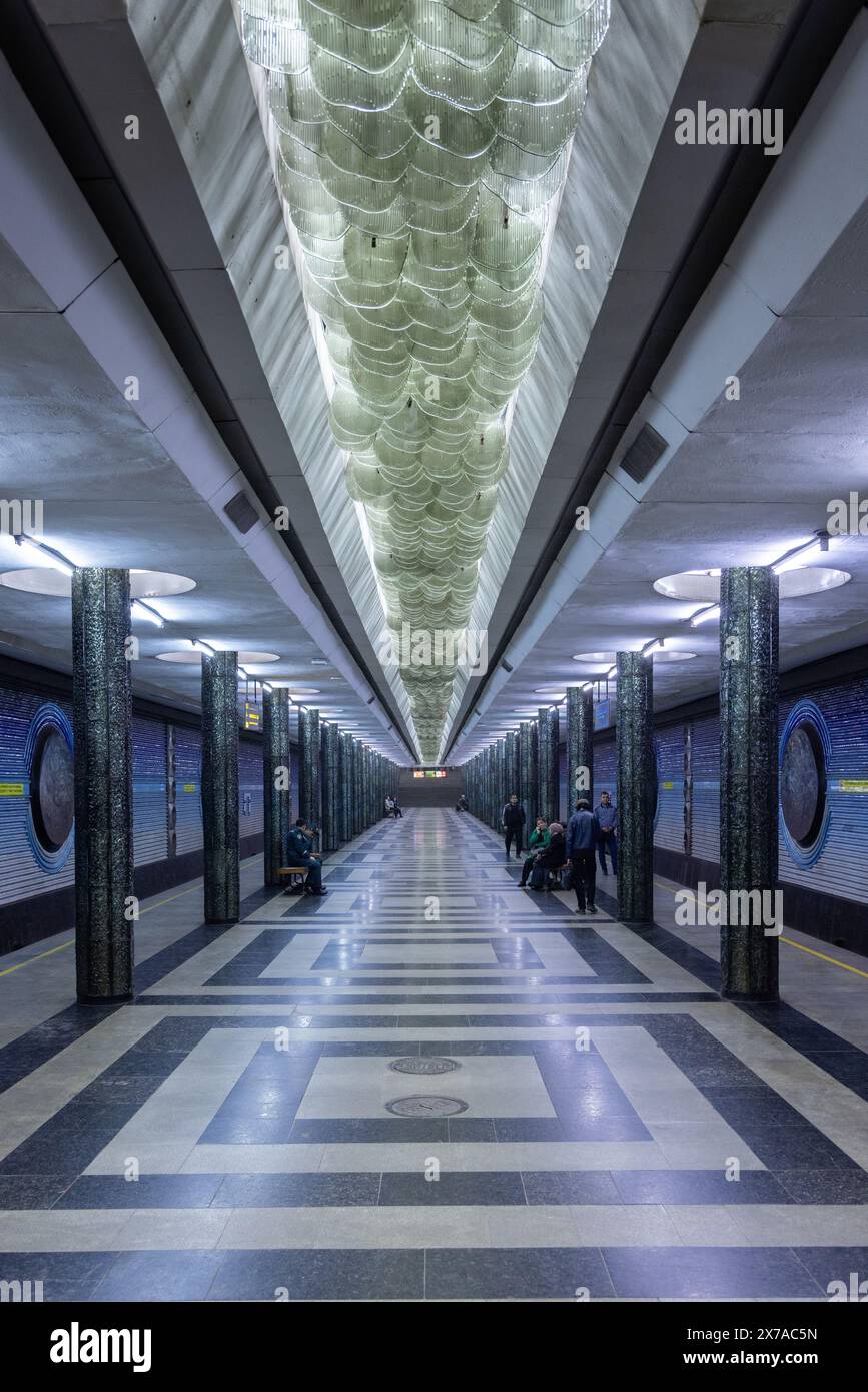 L'interno della stazione di Kosmonavtlar, una stazione della metropolitana di Tashkent in Uzbekistan, architettura modernista dell'Asia centrale Foto Stock