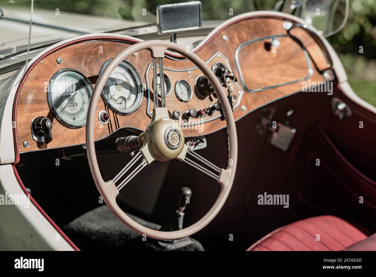 enns, austria, 11 maggio 2024, incontro di auto d'epoca al castello di ennsegg, cabina di pilotaggio, volante di un roadster di mg d'epoca *** enns, österreich, 11. mai 2024, oldtimertreffen auf schloss ennsegg, cockpit, lenkrad eines alten mg roadsters Copyright: XW. Simlingerx Foto Stock