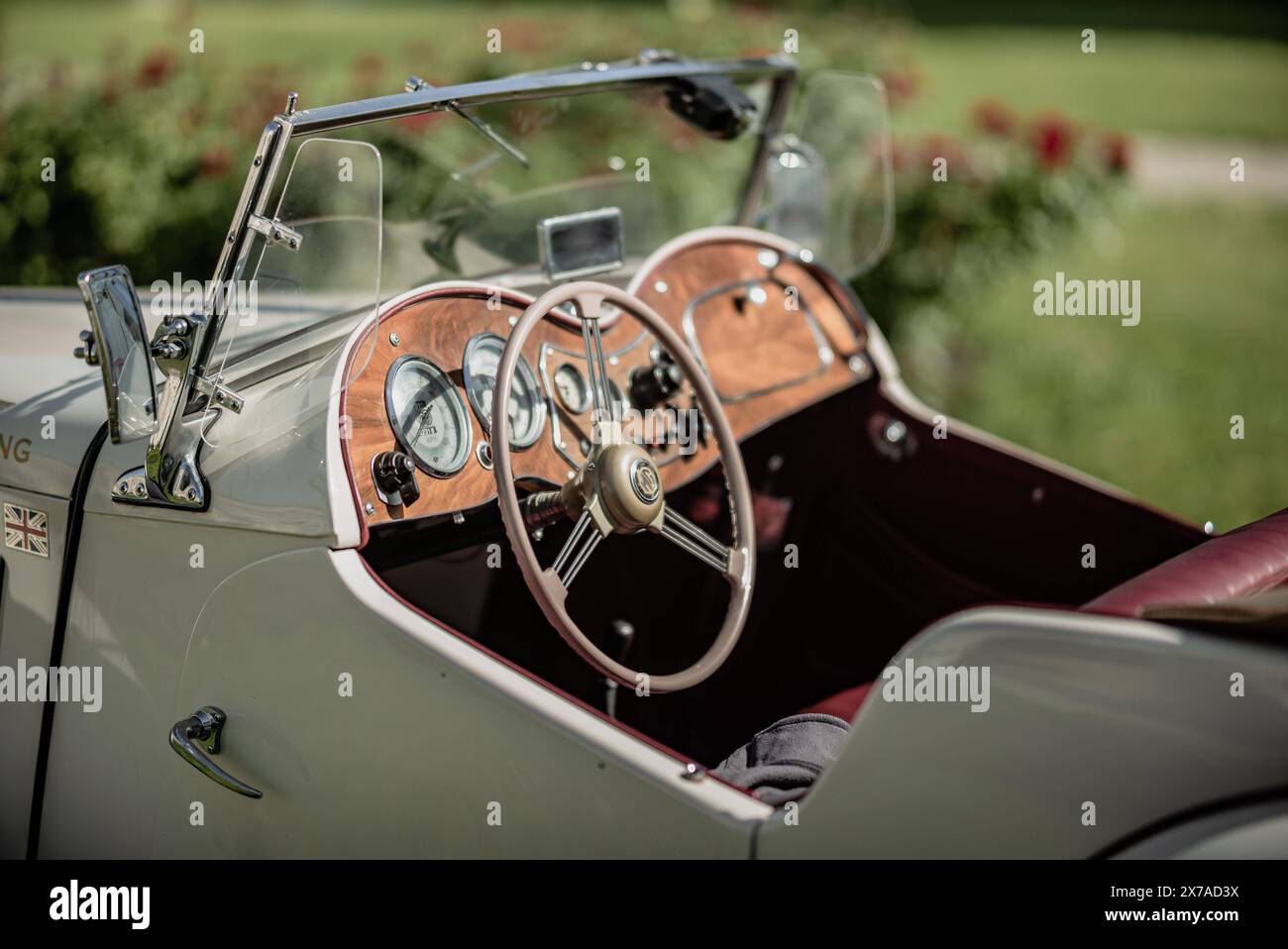enns, austria, 11 maggio 2024, incontro di auto d'epoca al castello di ennsegg, cabina di pilotaggio, volante di un roadster di mg d'epoca *** enns, österreich, 11. mai 2024, oldtimertreffen auf schloss ennsegg, cockpit, lenkrad eines alten mg roadsters Copyright: XW. Simlingerx Foto Stock