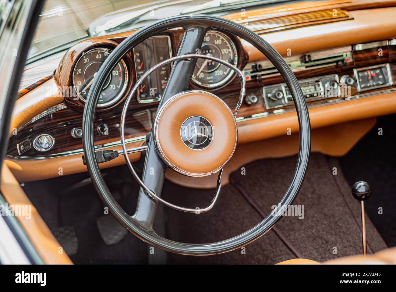 enns, austria, 11 maggio 2024, incontro di auto d'epoca al castello di ennsegg, volante di una coupé mercedes benz d'epoca classe s w108 *** enns, österreich, 11. mai 2024, oldtimertreffen auf schloss ennsegg, lenkrad eines alten mercedes benz S klasse coupé w108 Copyright: XW. Simlingerx Foto Stock