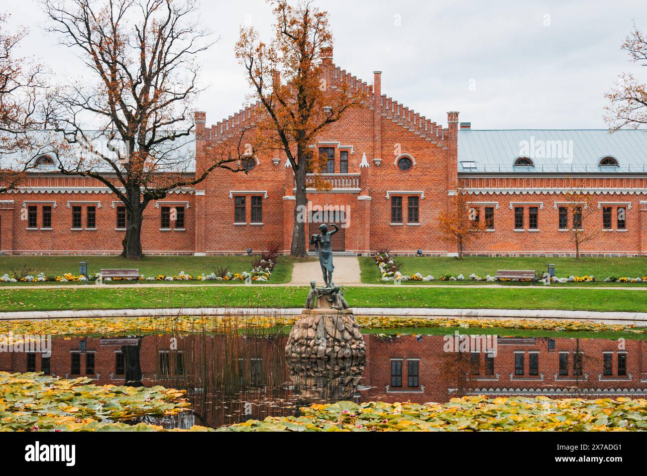 Le vecchie scuderie di Plungė Manor, un'ex residenza della famiglia Ogiński, ora Museo d'Arte Samogitiana Foto Stock