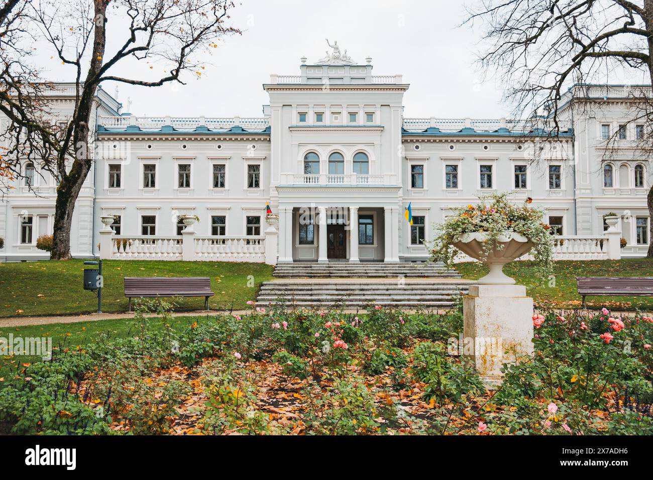 L'ingresso al Museo d'Arte Samogitiana di Plunge, Lituania, in autunno. Ospitato in un ex maniero residenziale della famiglia Ogiński Foto Stock