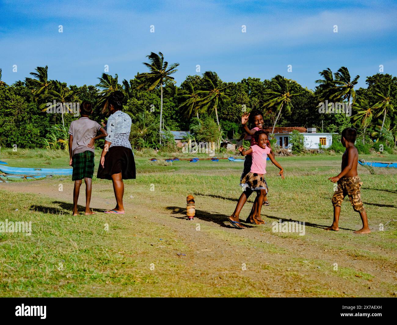 Bambini che giocano all'aperto in una giornata di sole in un villaggio di Polonnaruwa nello Sri Lanka Foto Stock