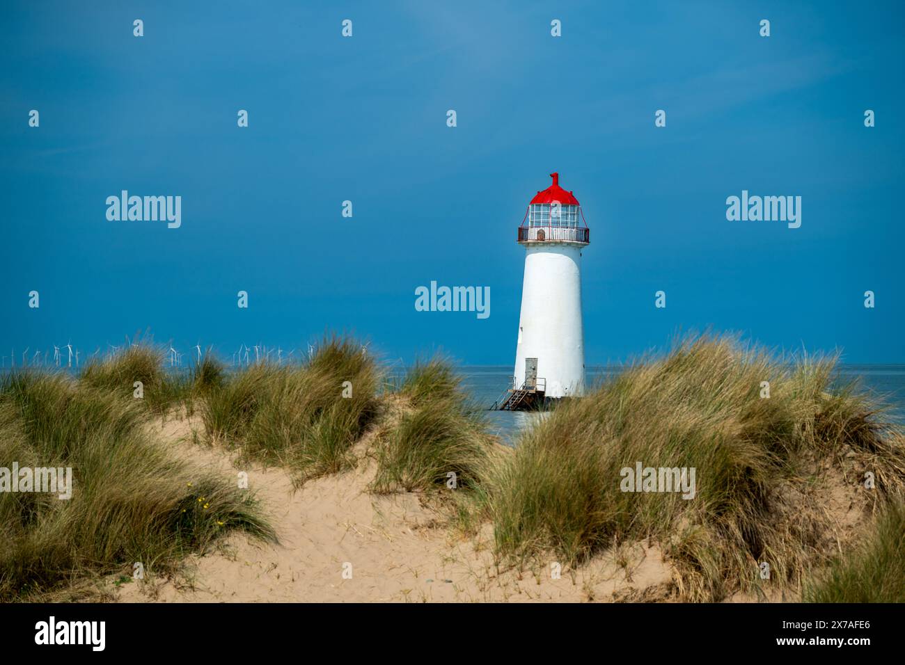 Le dune di sabbia e il punto di costruzione classificato di grado II del faro di Ayr sulla spiaggia di Talacre nel Galles del Nord, Regno Unito, in una soleggiata giornata estiva. Foto Stock