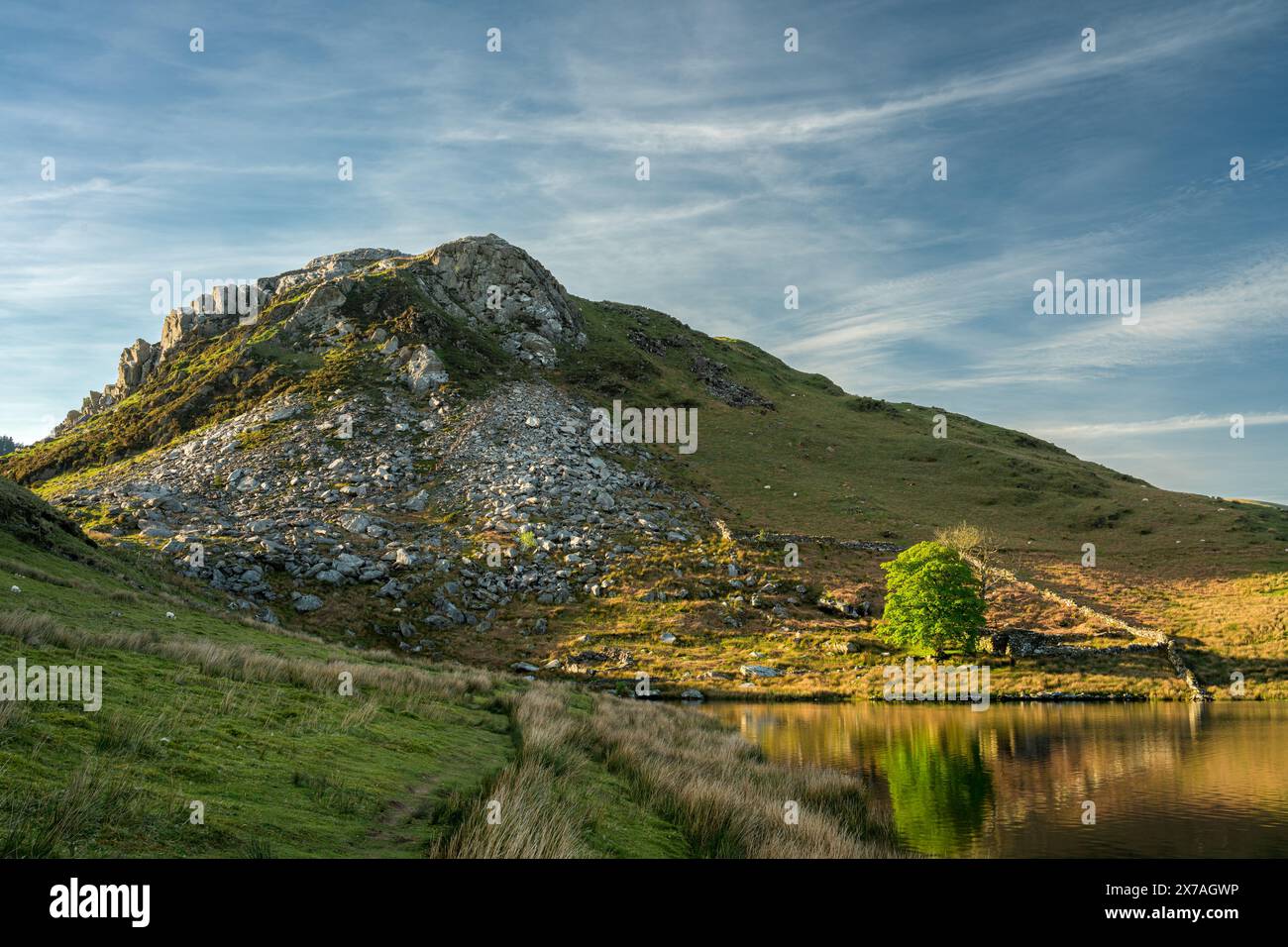 Llyn y Dywarchen e Clogwyngarreg mentre il sole tramonta nel Parco Nazionale di Eryri, Galles, Regno Unito Foto Stock