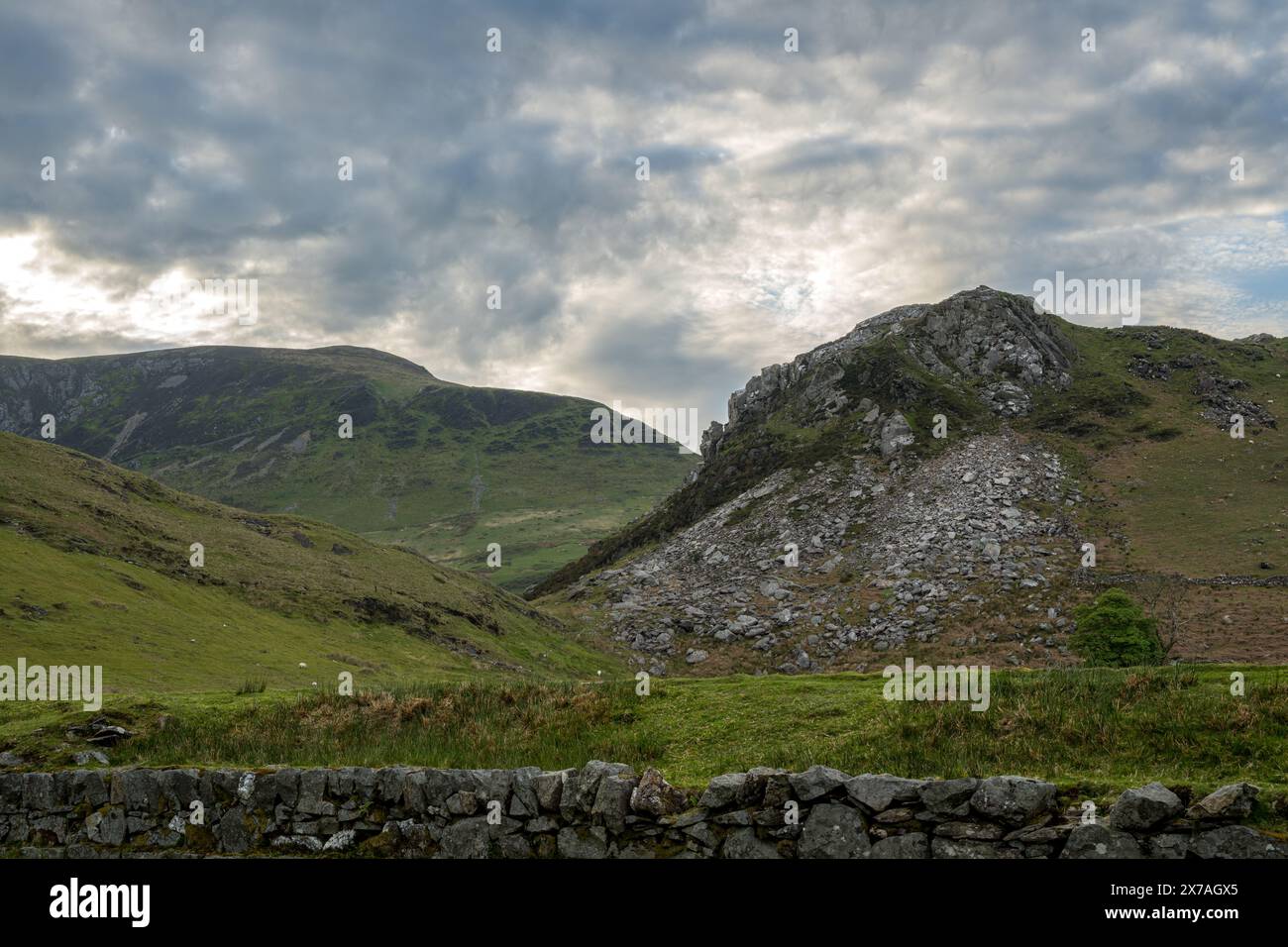 Llyn y Dywarchen e Clogwyngarreg mentre il sole tramonta nel Parco Nazionale di Eryri, Galles, Regno Unito Foto Stock