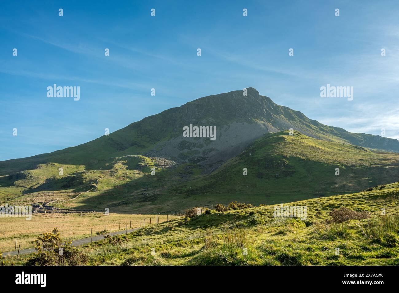 Una vista panoramica della montagna Y Garn dal lago di pescatori di Llyn Dywarchen nel Parco Nazionale di Eryri, Galles, Regno Unito. Foto Stock