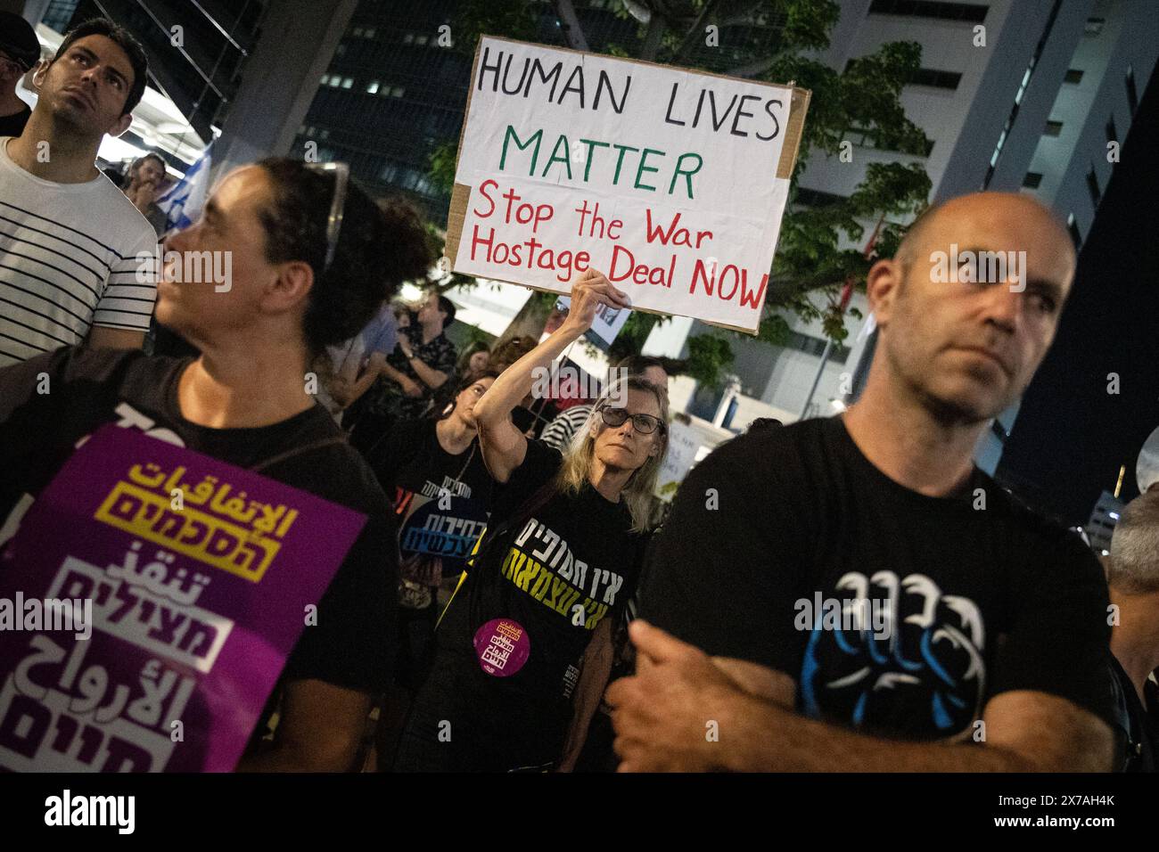 Tel Aviv, Israele. 18 maggio 2024. La gente partecipa a una manifestazione che chiede un cessate il fuoco immediato a Gaza e il rilascio degli ostaggi, a Tel Aviv, Israele, 18 maggio 2024. Crediti: Chen Junqing/Xinhua/Alamy Live News Foto Stock